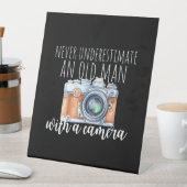 Signe De Table Vieux Homme Avec Caméra (In SItu)