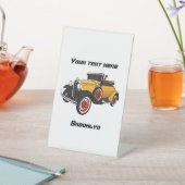 Signe De Table Voiture jaune classique 1931 (In SItu)