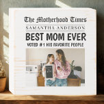 Signe du journal Best Mom Ever - Nom et photo pers<br><div class="desc">Faites sentir à votre mère l'actualité de la première page avec ce panneau en bois personnalisé "Best Mom Ever", conçu comme un titre de journal personnalisé! Parfait pour la fête des mères, les anniversaires, ou simplement parce que, ce gardien de style rustique présente son nom, une photo personnalisée et un...</div>