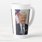 SIGNÉ PAR LE PRÉSIDENT TRUMP MUG (Angle droit)