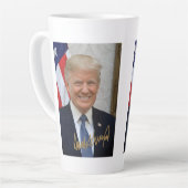 SIGNÉ PAR LE PRÉSIDENT TRUMP MUG (Angle gauche)