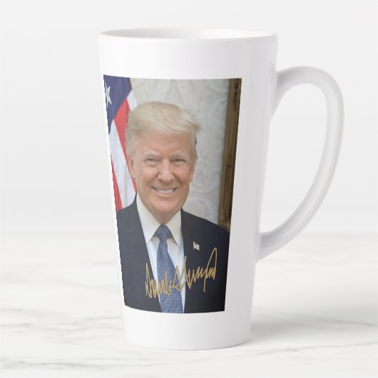 SIGNÉ PAR LE PRÉSIDENT TRUMP MUG (Droite)