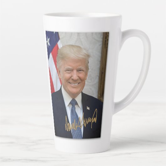 SIGNÉ PAR LE PRÉSIDENT TRUMP MUG (Droite)