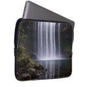 Silent Forest Waterfall – Calm Nature Landscape Laptop Sleeve (Voorkant Rechts)