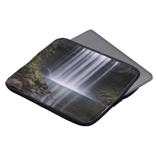 Silent Forest Waterfall – Calm Nature Landscape Laptop Sleeve (Voorkant top)