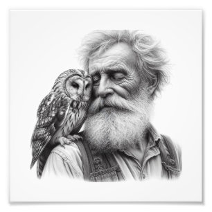Silent Wisdom: Ouder Man en Uil Nuzzle Wall Art Foto Afdruk
