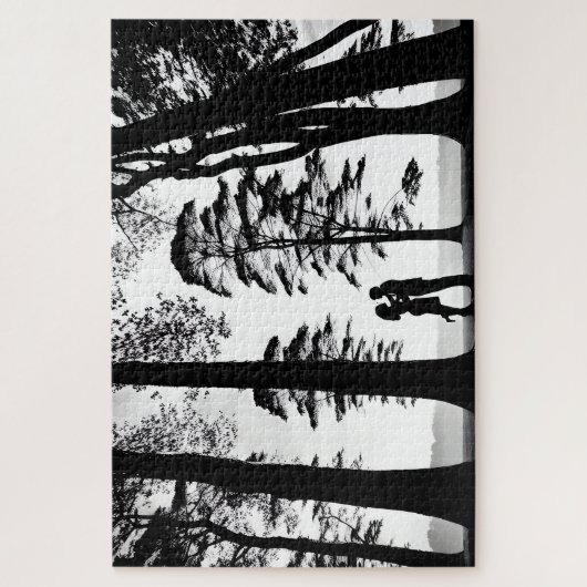 Silhouet Paar Omhelzen in Zwart Wit Bos Legpuzzel (Verticaal)