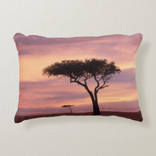 Silhouet van acaciaboom bij zonsopgang decoratief kussen
