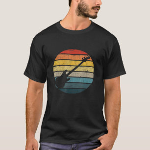 Silhouet van basgitaar op een vervaagde retro zons t-shirt