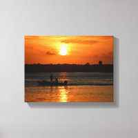 Silhouet van een boot bij zonsondergang