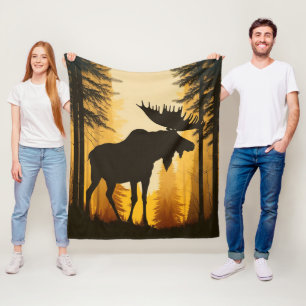 Silhouet van een eland in nevelige mistige bos bij fleece deken