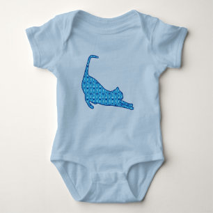 Silhouet van een stretende kat in een blauw lotusp romper