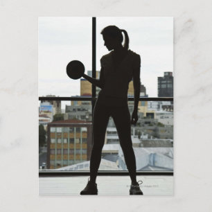 Silhouet van het hefgewicht van vrouwen bij gym briefkaart