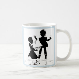 silhouet van meisje en jongen en modelboot koffiemok
