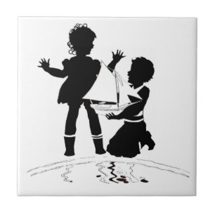 silhouet van meisje en jongen en modelboot tegeltje
