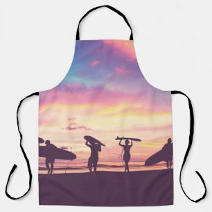 Silhouet van surfer-mensen die hun surfboa dragen schort