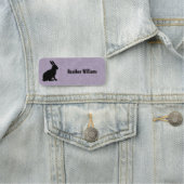 Silhouette Black Sitting Rabbit on Light Paars Naamplaatje (In situ)