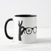 Silhouette de la main tenant des lunettes Mug (Gauche)