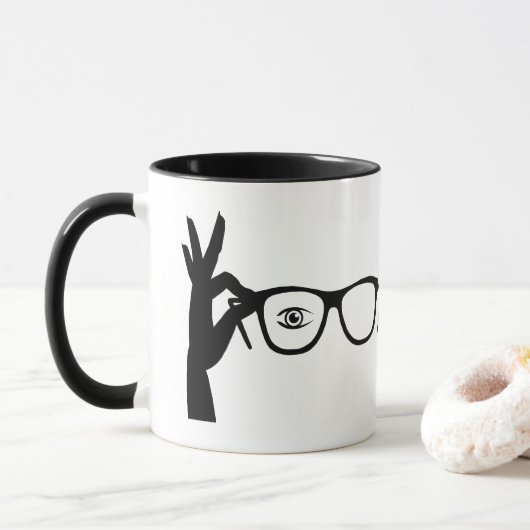 Silhouette de la main tenant des lunettes Mug (Avec donut)