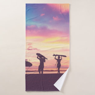 Silhouette Des surfeurs transportant leur surfboa