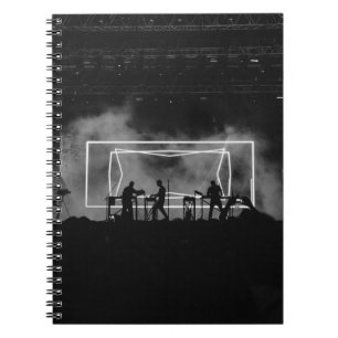 SILHOUETTE FOTO VAN ROCK BAND OP DE PRESTATIE VAN NOTITIEBOEK