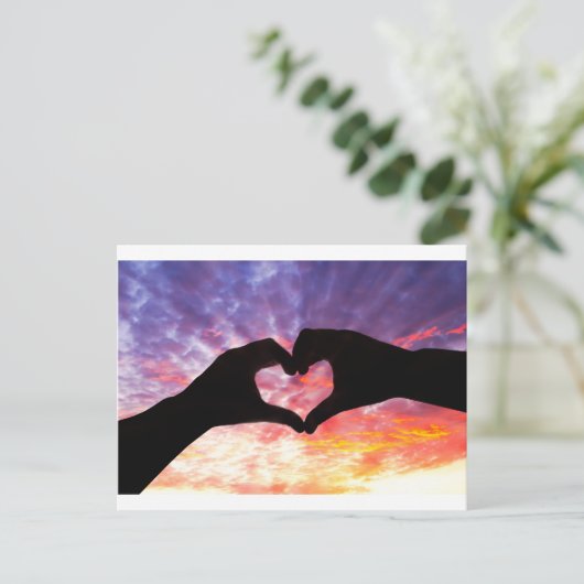Silhouette hand in hartvorm en mooie hemel briefkaart (Staand voorkant)