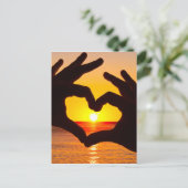 Silhouette hand in hartvorm en zonsopgang over de briefkaart (Staand voorkant)