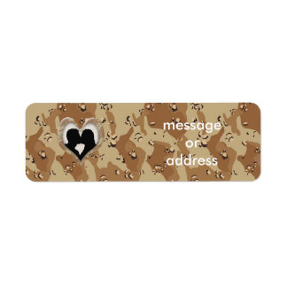Silhouette of Couple Kissing (Camouflage Heart) Etiket