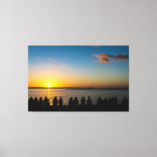 Silhouette of People Watching Golden Sunset over O Canvas Afdruk