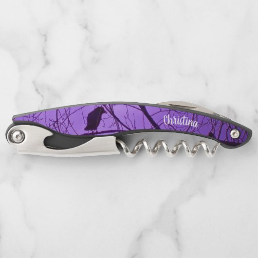 Silhouette van Black Crow in Tree Branches Paars Kurkentrekker (Voorkant)