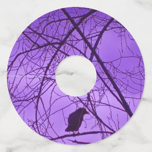 Silhouette van Black Crow in Tree Branches Paars Wijnglaslabel (Voorkant)