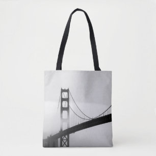 SILHOUETTE VAN BRIDGE, ONDER DE DRIE VAN MIST DRAAGTAS