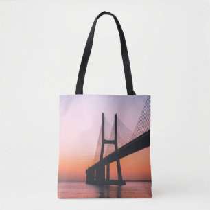 SILHOUETTE VAN BRIDGE ONDER DUIDELIJKE SKY DRAAGTAS