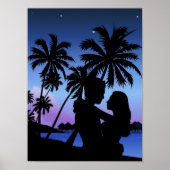 Silhouette van een paar dat op het strand omarmt poster (Voorkant)