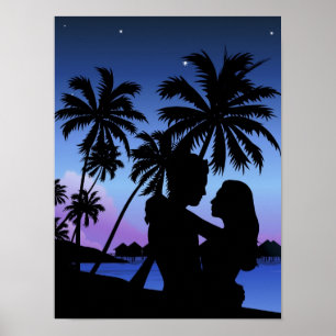 Silhouette van een paar dat op het strand omarmt poster