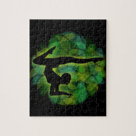 Silhouette van een persoon die gymnastiek of yoga legpuzzel