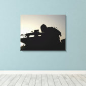 Silhouette van een Squad Automatic Weapon gunner Canvas Afdruk (Insitu (Houten vloer))