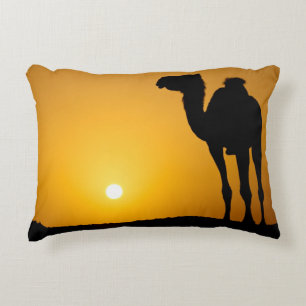 Silhouette van een wilde kameel bij zonsondergang decoratief kussen