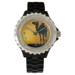 Silhouette van een wilde kameel bij zonsondergang horloge
