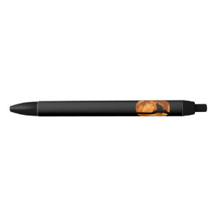 Silhouette van een zwarte kat in een boom inkt pen