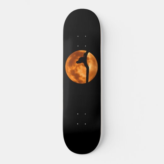Silhouette van een zwarte kat in een boomskateboar skateboard (Voorkant)
