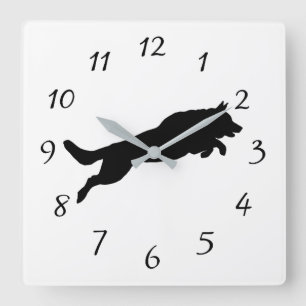 Silhouette van German Shepherd Dog Jumping over Vierkante Klok