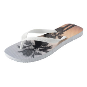 Silhouetten van palmbomen bij schemering teenslippers