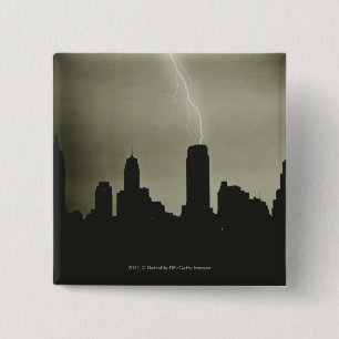 Silhouetten van wolkenkrabbers en blikseminslag vierkante button 5,1 cm