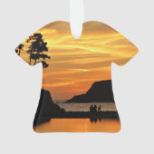 Silhouettes sur le coucher de soleil sur la plage (dos)