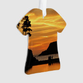 Silhouettes sur le coucher de soleil sur la plage (devant)