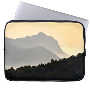 Silhouettes uit bergen laptop sleeve