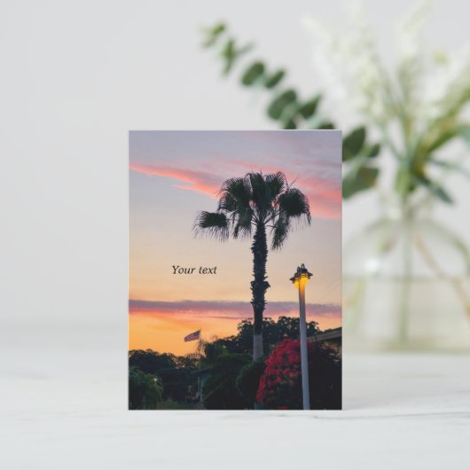 Sillouettes van Palm en Vlag bij zonsondergang Briefkaart (Staand voorkant)