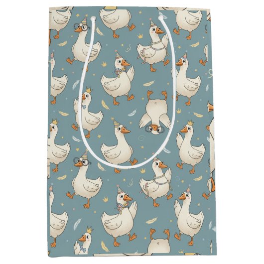 Silly Goose Party – Blue Background with Feathers Medium Cadeauzakje (Voorkant)