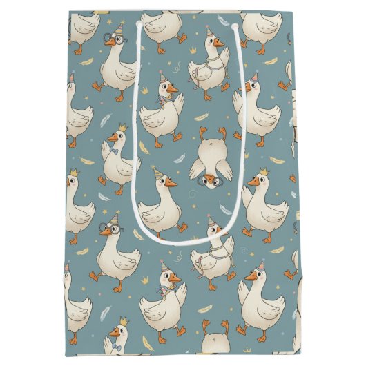 Silly Goose Party – Blue Background with Feathers Medium Cadeauzakje (Achterkant)